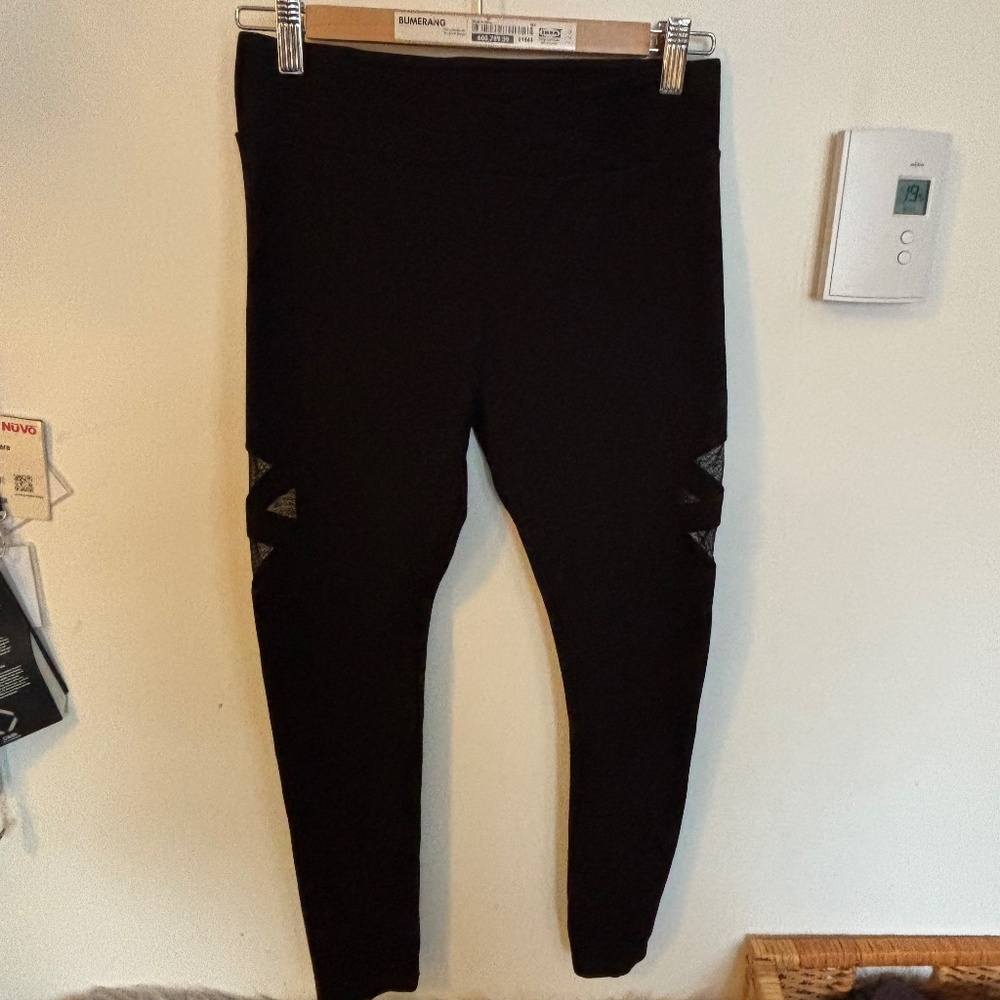 Black leggings with mesh lines